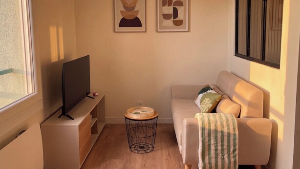 Living area - Elegant, cozy studio apartment—right in the heart of Haguenau—close to all amenities (Haguenau)