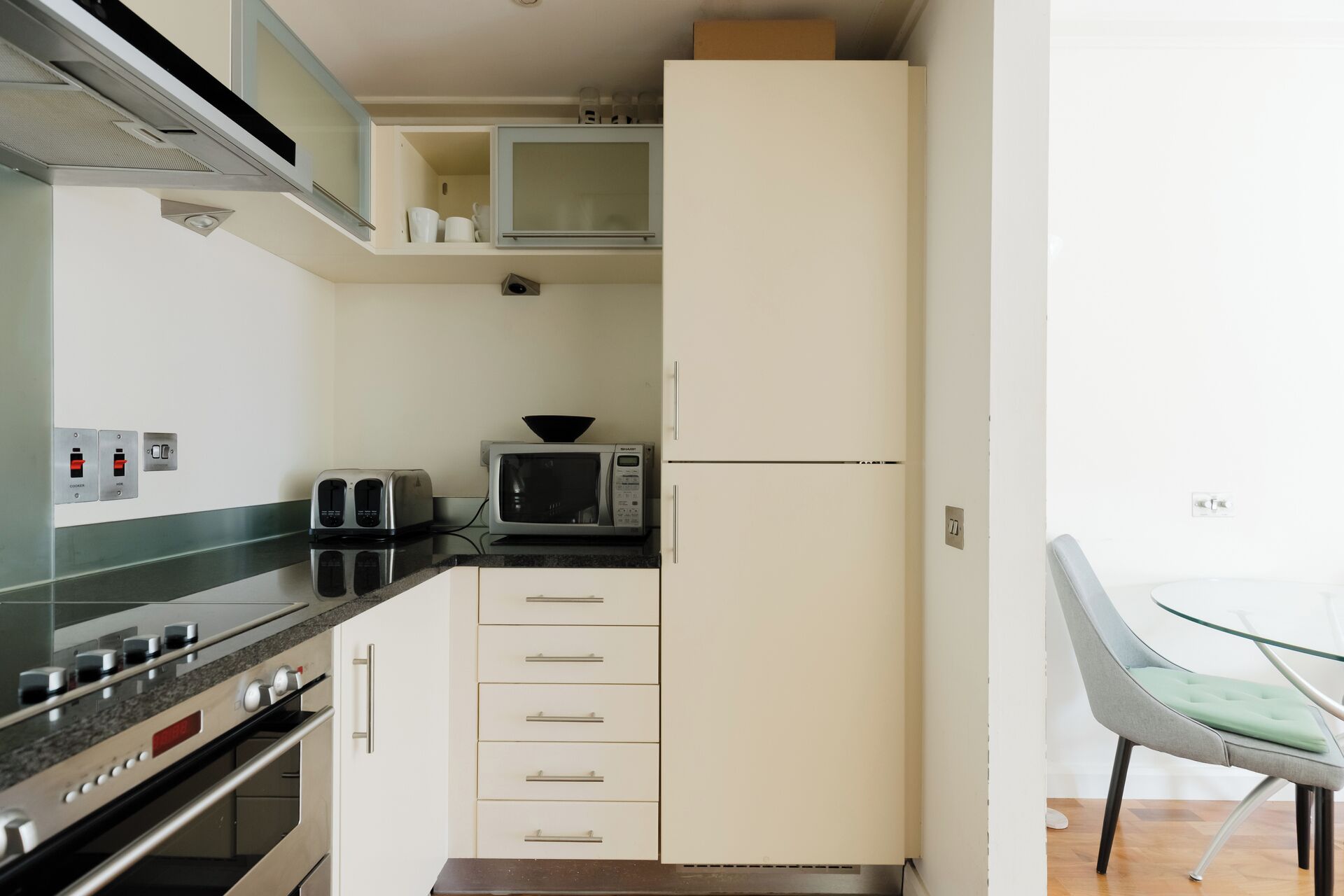 Kühlschrank, Mikrowelle, Ofen, Herdplatte