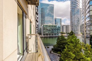 Ein Hochhaus mit Blick auf einen Fluss und weitere moderne Gebäude.