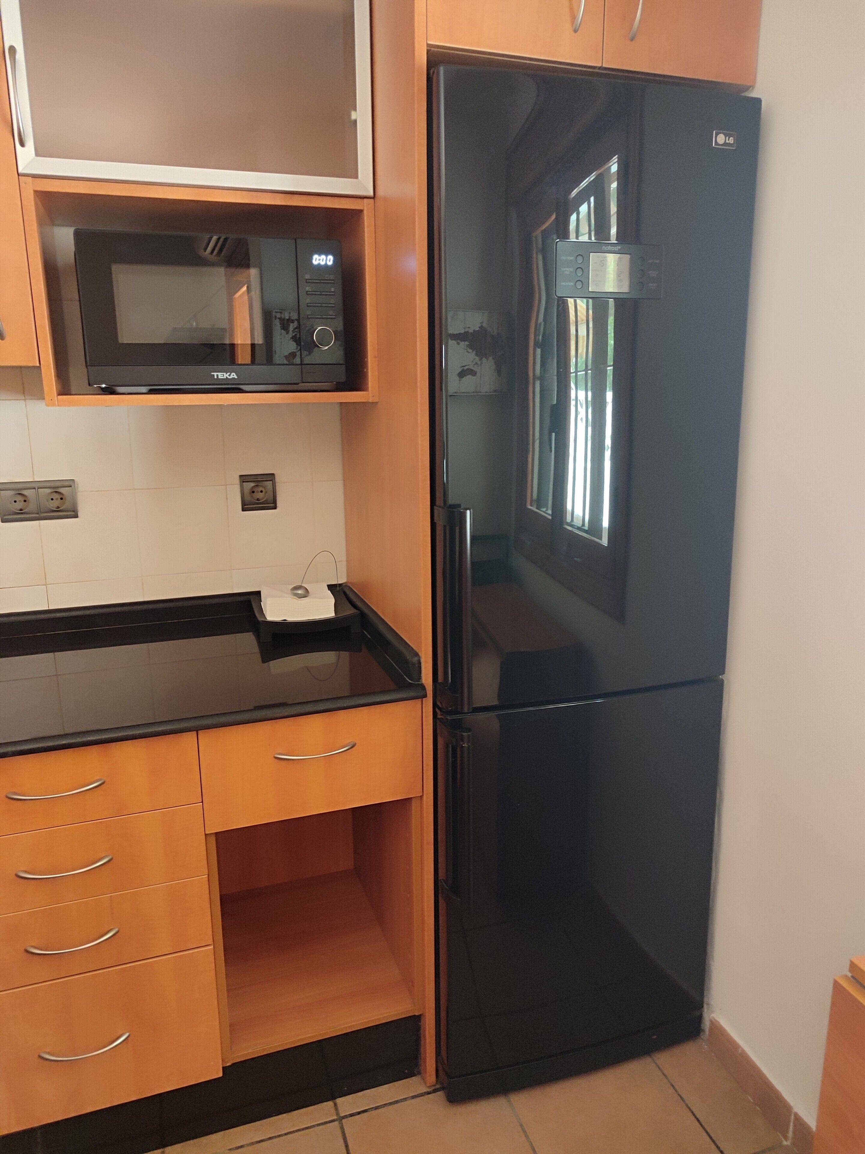 Wasserkocher mit Kaffee-/Teezubehör, Kühlschrank, Mikrowelle, Ofen