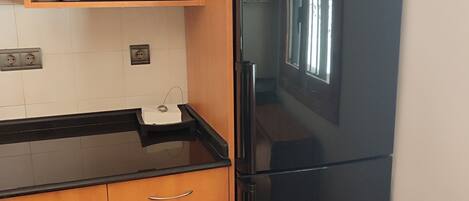 Cafetera y tetera, refrigerador, microondas y horno