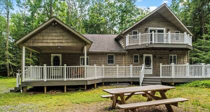 Serene 4-bedroom cabin with AC in charming Clarington