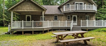 Serene 4-bedroom cabin with AC in charming Clarington