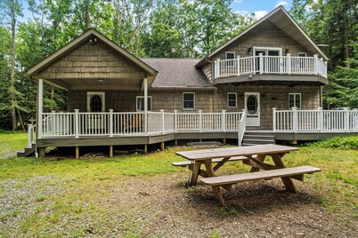 Serene 4-bedroom cabin with AC in charming Clarington