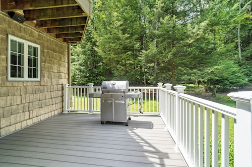 Serene 4-bedroom cabin with AC in charming Clarington