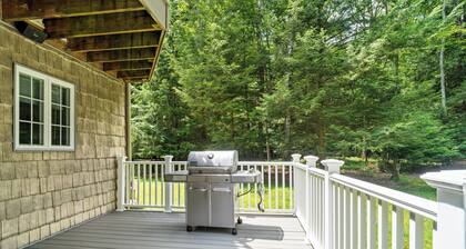 Serene 4-bedroom cabin with AC in charming Clarington