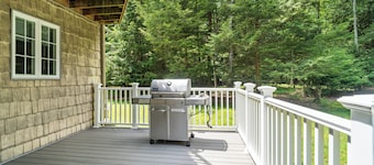 Serene 4-bedroom cabin with AC in charming Clarington