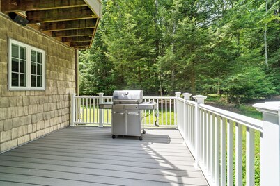 Serene 4-bedroom cabin with AC in charming Clarington