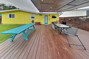 Outdoor dining - Al & Sherry's Oasis | Pet-Friendly Dream! (Rockport)