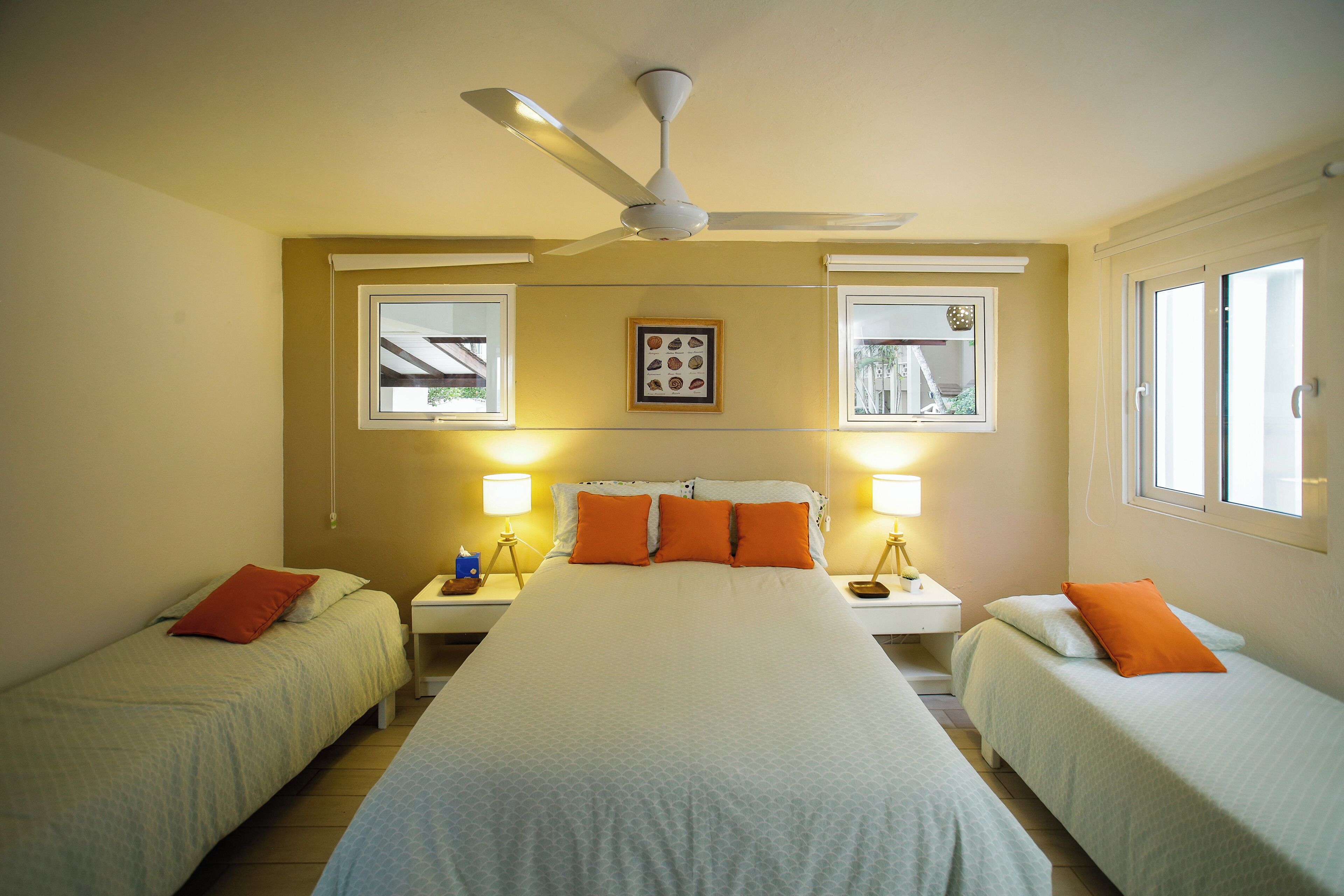 Quarto solteiro conforto | Cofres nos quartos, Wi-Fi de cortesia