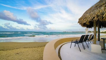 Na praia, areia branca