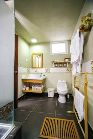 Yhden hengen comfort-huone | Kylpyhuone | Suihku, pyyhkeet, saippua, vessapaperi