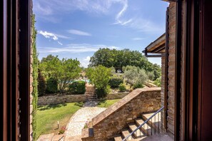 A stone staircase leading to a garden with a pool and trees. - Beautiful private villa with WIFI, private pool, patio, pets allowed and panoramic view (Todi)
