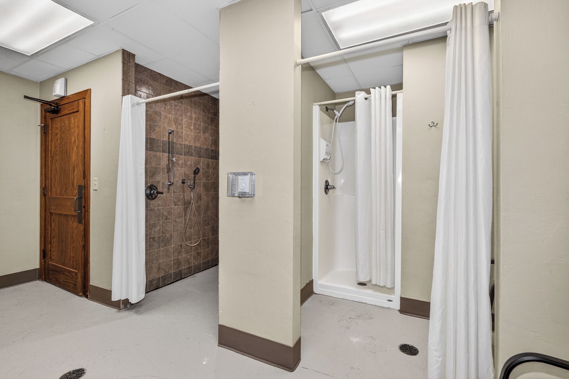 Ein Badezimmer mit Dusche, Toilette und Waschbecken.