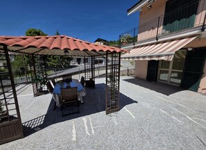 Outdoor dining - Harmony Apartment Vacation Home with Private Terrace, Garden, and Wi-Fi (Millesimo)