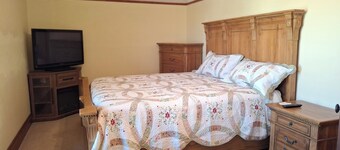 1900's Sears Home-fenced yard, trees, outdoor dining & games w/ mountain views.