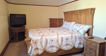 1900's Sears Home-fenced yard, trees, outdoor dining & games w/ mountain views.