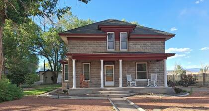 1900's Sears Home-fenced yard, trees, outdoor dining & games w/ mountain views.