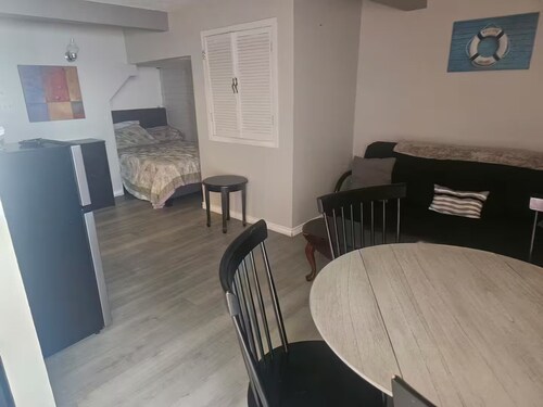 Waterfront WalkOut PatioDoor Bachelor -kitchenette