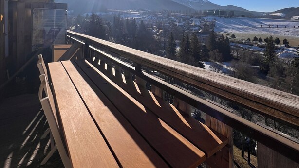 A wooden bench with a metal railing overlooking a snowy landscape and mountains. - Le Chic Panoramique - Mountain and City Views - Villard de Lans (Villard-de-Lans)