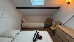 A bedroom with a skylight, a bed, a dresser, and a chair. - Le Chic Panoramique - Mountain and City Views - Villard de Lans (Villard-de-Lans)