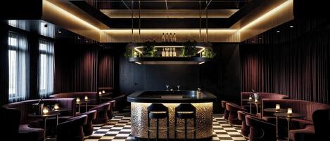 Uma área de bar com chão xadrez, banquetas e um balcão central com design texturizado singular.