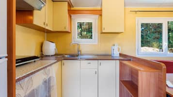 Cafetera y tetera, refrigerador, microondas y parrilla de estufa