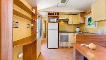 Wasserkocher mit Kaffee-/Teezubehör, Kühlschrank, Mikrowelle, Herdplatte