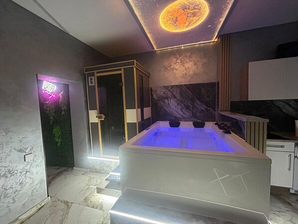 Interior - Apartment 'Wellness Suite Essen Mit Whirlpool' with Wi-Fi (Essen)