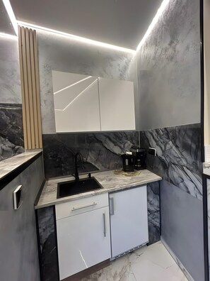 Private kitchen - Apartment 'Wellness Suite Essen Mit Whirlpool' with Wi-Fi (Essen)