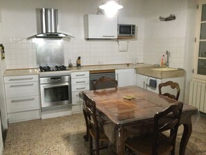 Private kitchen - Vrbo Property (Sarrians)