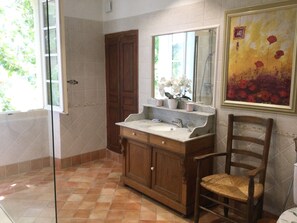Bathroom - Vrbo Property (Sarrians)