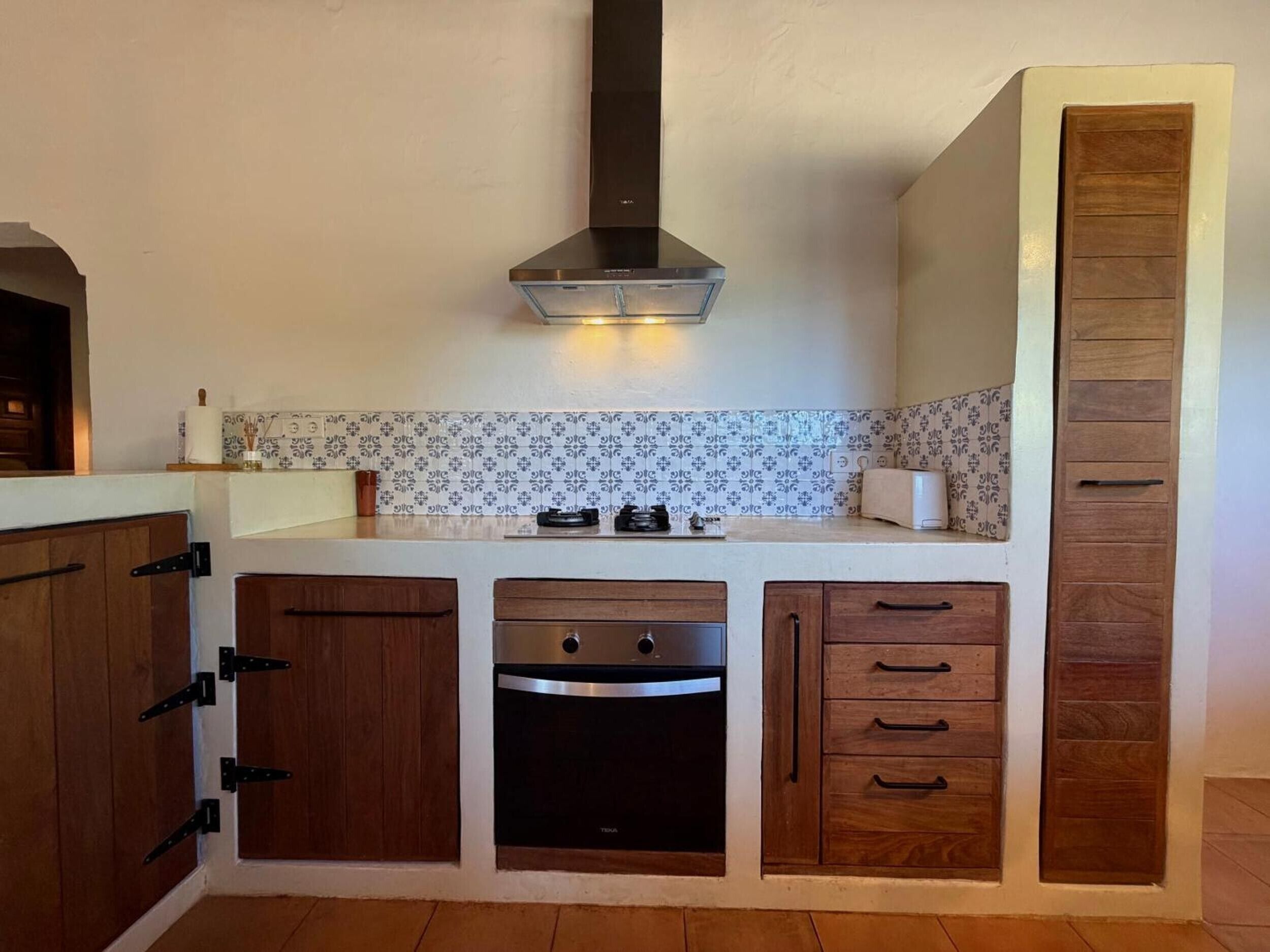Cafetera o tetera, frigorífico, horno y placa de cocina