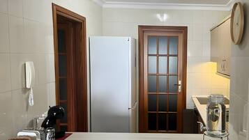 コーヒー / ティーメーカー、冷蔵庫、電子レンジ、オーブン