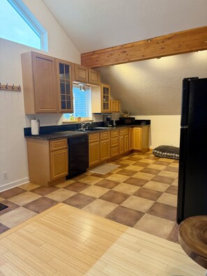 Coffee/tea maker, fridge, microwave, oven