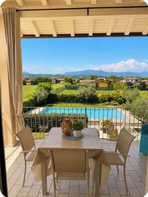 Outdoor dining - Casa delle Rondini - Pool, Relaxation, and Lake Garda (MANERBA DEL GARDA)