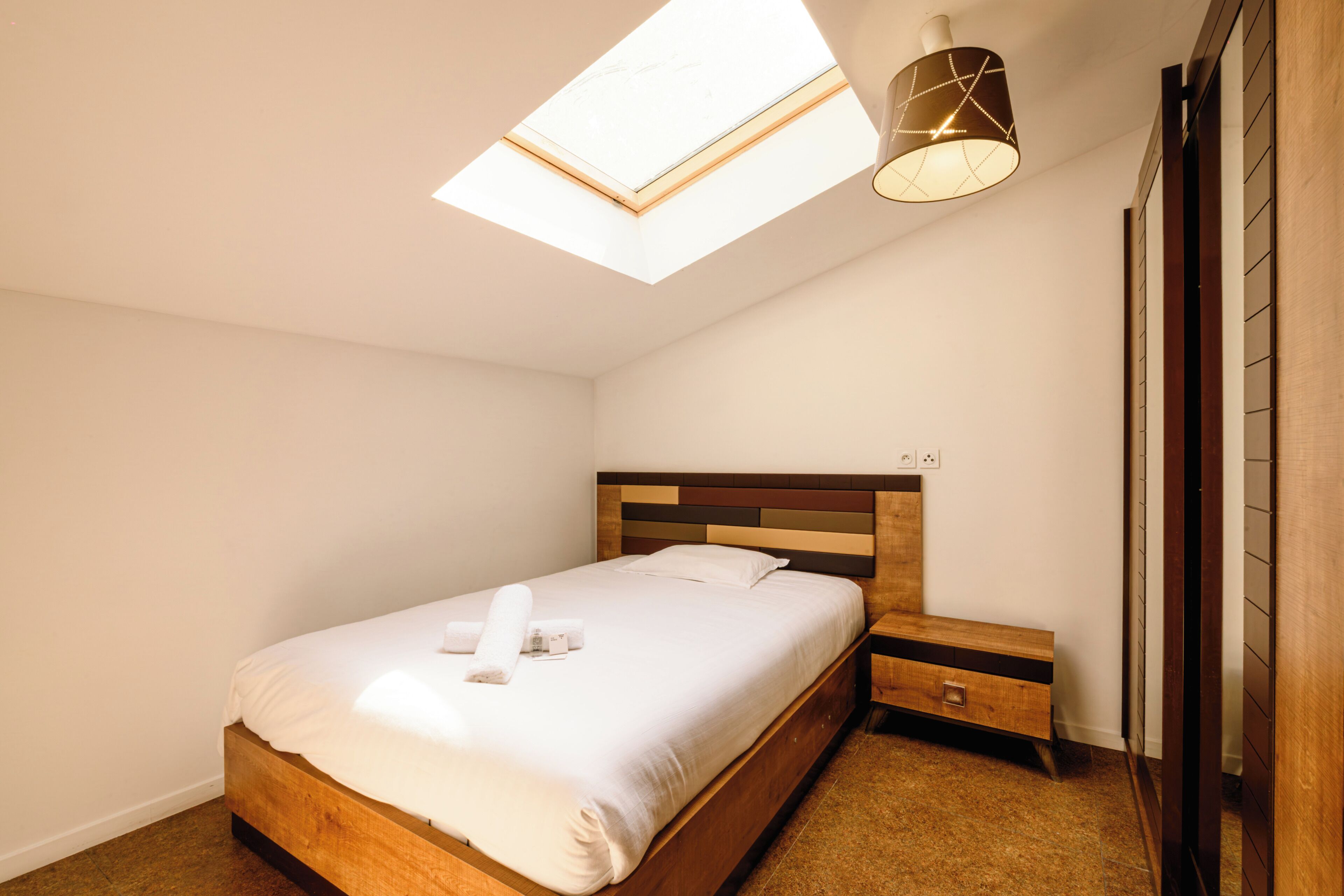 5 bedrooms, iron/ironing board, WiFi, bed sheets