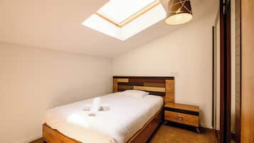 5 bedrooms, iron/ironing board, WiFi, bed sheets