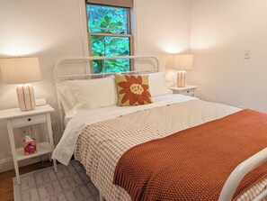 Room - Vinekeeper's Cottage- cozy 2 bed 2 bath vineyard retreat (Young Harris)