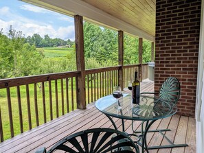 Outdoor dining - Vinekeeper's Cottage- cozy 2 bed 2 bath vineyard retreat (Young Harris)