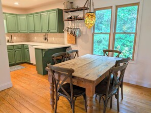 Dining - Vinekeeper's Cottage- cozy 2 bed 2 bath vineyard retreat (Young Harris)