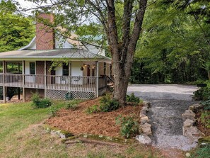 Exterior - Vinekeeper's Cottage- cozy 2 bed 2 bath vineyard retreat (Young Harris)
