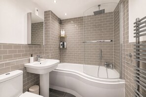 Bathroom - Bright, Leafy Oasis in South London - Pass the Keys (London)