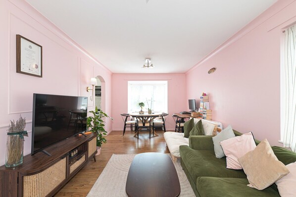 Living area - Bright, Leafy Oasis in South London - Pass the Keys (London)