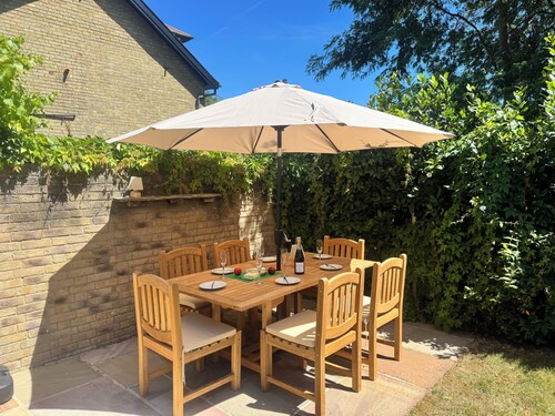 Parley House , Cowes walk to Harbour Restaurants and Cafes