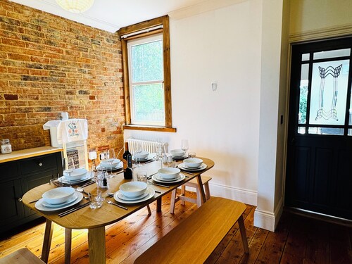 Parley House , Cowes walk to Harbour Restaurants and Cafes
