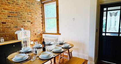 Parley House , Cowes walk to Harbour Restaurants and Cafes