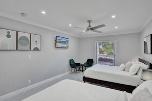Luxury-Villa, Meerblick | Schreibtisch, Bügeleisen/Bügelbrett, kostenloses WLAN