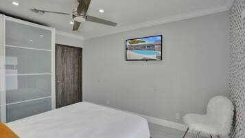 Luxury-Villa, Meerblick | Schreibtisch, Bügeleisen/Bügelbrett, kostenloses WLAN