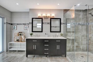 Villa Luxury, vista mare | Bagno | Vasca e doccia separate, set di cortesia gratuito, asciugacapelli